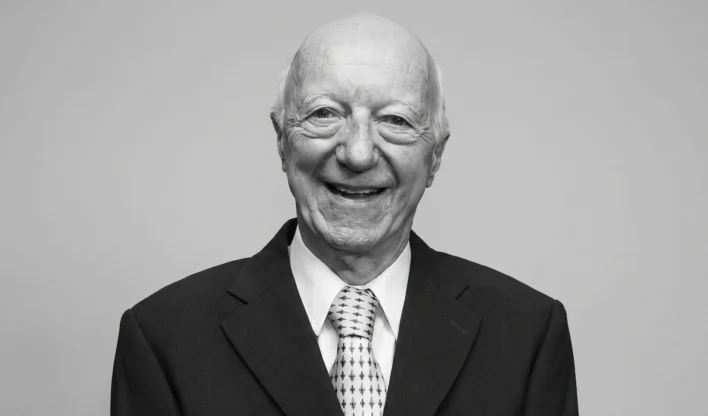 blog_formula1's tweet photo. Faleceu nesta quinta-feira, aos 93 anos, Claudio Carsughi, primeiro jornalista a cobrir Fórmula 1 no Brasil e ícone do jornalismo automobilístico e automotivo.

Claudio destacou-se desde os anos 50 pela cobertura de futebol e, especialmente, de automobilismo, tornando-se o primeiro jornalista a cobrir o Mundial de Fórmula 1 no Brasil em detalhes. 

Ao longo de sua carreira, Claudio ficou conhecido por sua paixão pela Ferrari, pelo pioneirismo no uso de estatísticas, tanto em transmissões de futebol quanto de Fórmula 1, e pelo profundo conhecimento de automobilismo, especialmente dos anos 1950 a 1970,

Fica aqui a nossa homenagem e nossos sentimentos aos amigos e familares.

Descanse em paz, Claudio.