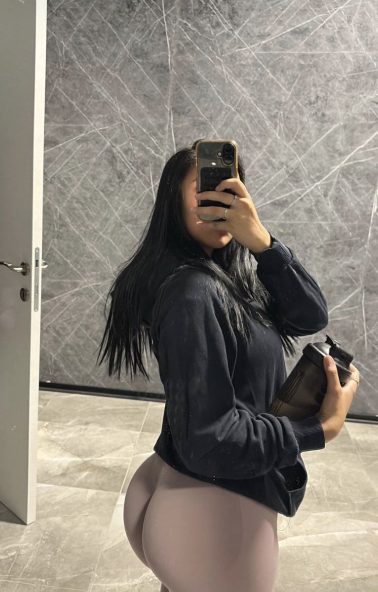 GiannaTheBrat3's tweet photo. At this point I’m honestly just going the gym so my fat ass can crush all my human stools lol https://t.co/Nuz3JXHtpM