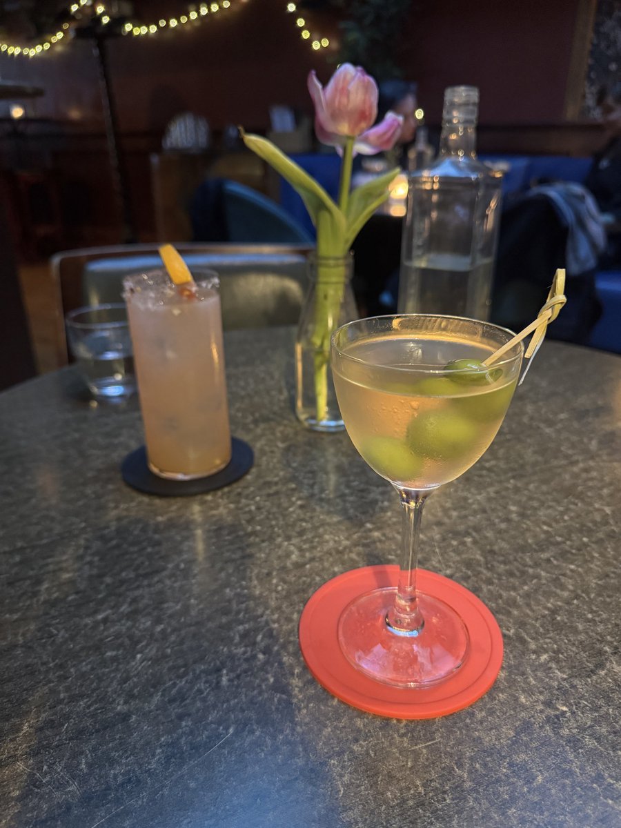 Veronica_Viper2's tweet photo. Exxxtra dirty martinis and a few oysters to wash it down. 
A perfect evening. https://t.co/PjheO6vkE5