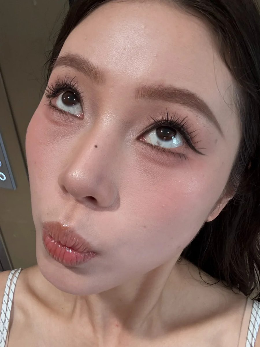 Stiventell's tweet photo. 都这表情了，不打她脸上多可惜啊
#盯榨 #怼脸拍 #小红书 https://t.co/GrlcM2IYtI