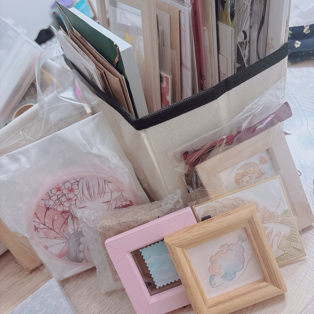 ruun418's tweet photo. ここで出逢った方達からご縁あってお迎えした・頂いた素敵な作品🤍もう絵を見る事も、お迎えも出来なくなった方の作品もあって、変わらず見続けれる事は当たり前じゃないなと。
感じた気持ちを伝える事はなるべく思った時に伝えようと改めて思った🤍🫶🏻🐟ｽﾃｷﾅｻｸﾋﾝｦｱﾘｶﾞﾄｰ!!!!!! https://t.co/veVhgI9vmw