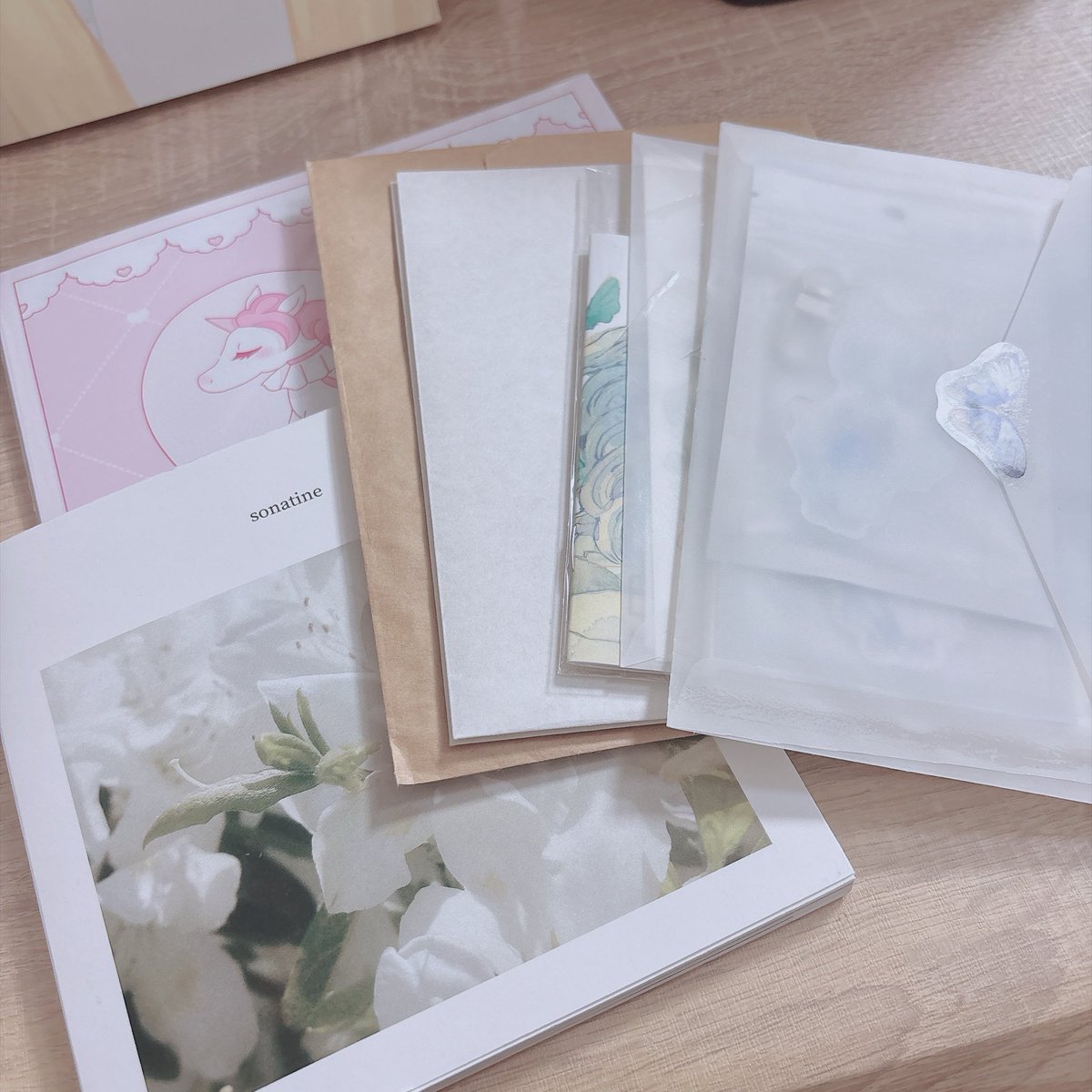 ruun418's tweet photo. ここで出逢った方達からご縁あってお迎えした・頂いた素敵な作品🤍もう絵を見る事も、お迎えも出来なくなった方の作品もあって、変わらず見続けれる事は当たり前じゃないなと。
感じた気持ちを伝える事はなるべく思った時に伝えようと改めて思った🤍🫶🏻🐟ｽﾃｷﾅｻｸﾋﾝｦｱﾘｶﾞﾄｰ!!!!!! https://t.co/veVhgI9vmw