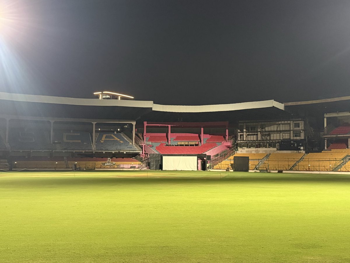 _VanshSoni_'s tweet photo. Chinnaswamy stadium at night just hits different. This is how the ground looks under the lights. https://t.co/kJWXUwOyN4