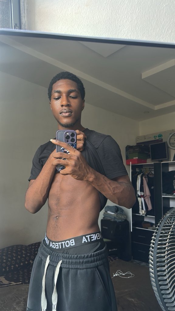 Alaskapaid's tweet photo. Hide your girl 🙈 https://t.co/DoFJiUa1vk
