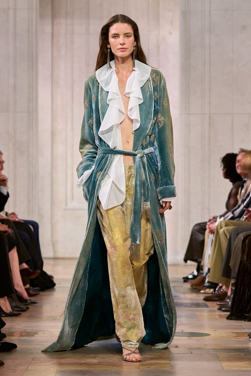 LaModeUnknown's tweet photo. Discussing the collection of ✨️Ralph Lauren✨️ Spring/Summer 2027 — ALL the looks in a thread.🪡🧵

PS: absolutely obsessed with how OLD-WORLD romantic this feels

beautifully timeworn faded blues, antique gold, brocade, feathers, ruffles and fluid draping https://t.co/02XeqQpHzY