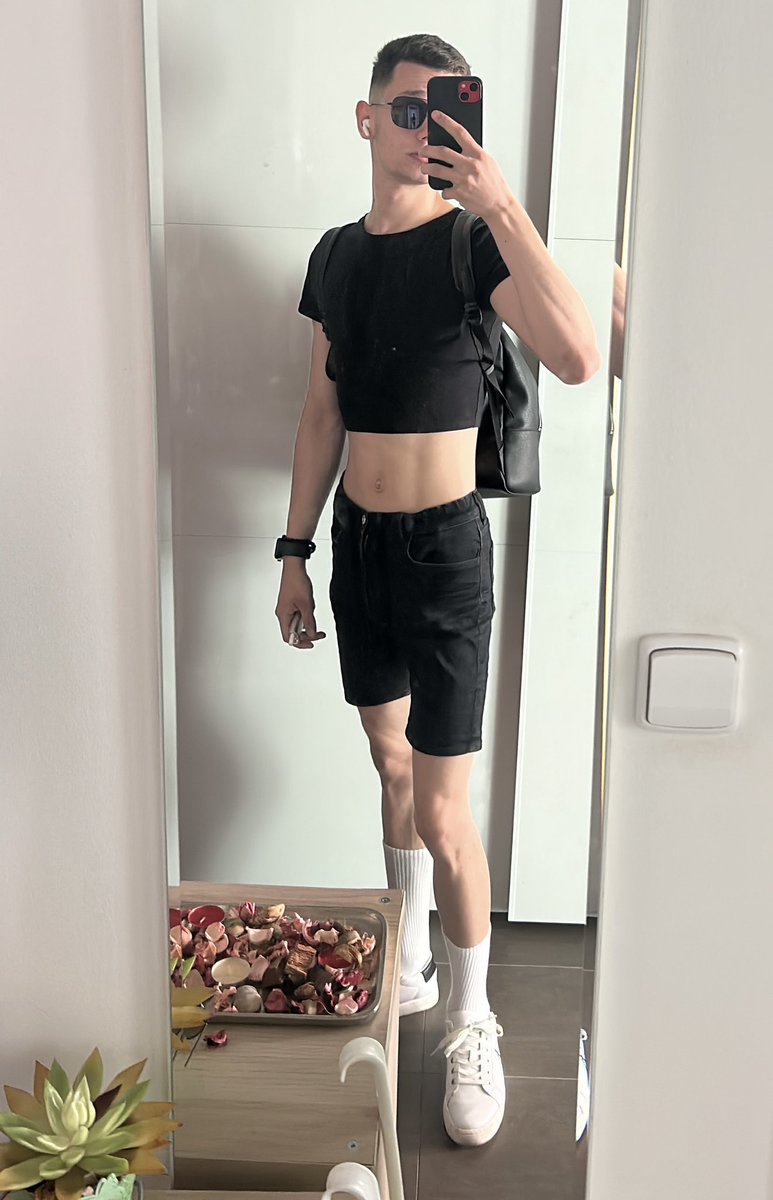 NilsLarsen_OF's tweet photo. Crop top, sunglasses, and just enough skin to make you look twice. 😏

#NilsLarsen #Twink #MensStyle https://t.co/7Oyycx7hUT
