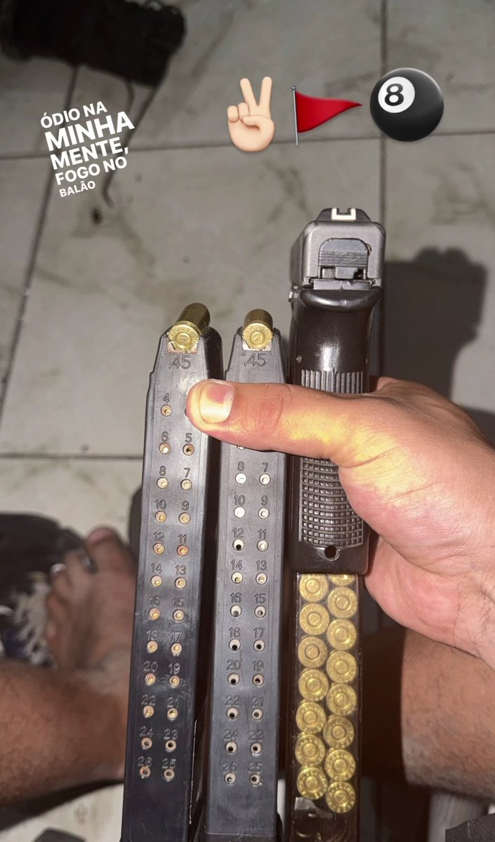 RioWarz21's tweet photo. 📸

O traficante Colete voltou a exibir alguns armamentos em suas redes sociais. https://t.co/bctOJYyxGN