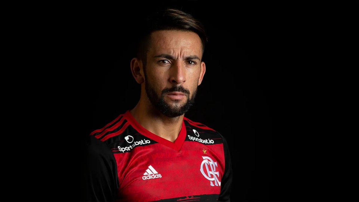 sitejornaldofla's tweet photo. 🇨🇱 Mauricio Isla anunciou sua aposentadoria do futebol e citou o Flamengo em sua carta de despedida:

“Agradeço a cada clube que abriu suas portas para mim: Udinese, Juventus, Queens Park Rangers, Olympique de Marselha, Cagliari, Fenerbahçe e Flamengo, cuja torcida me fez sentir como mais um brasileiro. Na América do Sul, voltei a me sentir em casa. Obrigado pelo carinho, pelo respeito e por me fazerem sentir como um de vocês”

O lateral-direito vestiu o Manto Sagrado entre 2020 e 2022. Nesse período, disputou 83 jogos, marcou quatro gols e deu 11 assistências.

Parabéns pela carreira e sucesso nesta nova etapa, Isla!