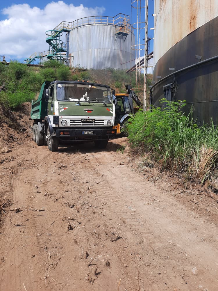 EmpetStgo's tweet photo. Si inician los trabajos de  movimiento de tierra previo a  la reparación del tanque de asfalto A218 donde es necesario crear acceso y desmantelar el tanque A219 🇨🇺💯
#PetrolerosPorCuba
#EmpetStgo
#SantiagoDeCuba
#VamosPorMas https://t.co/U96rFVp1Tg