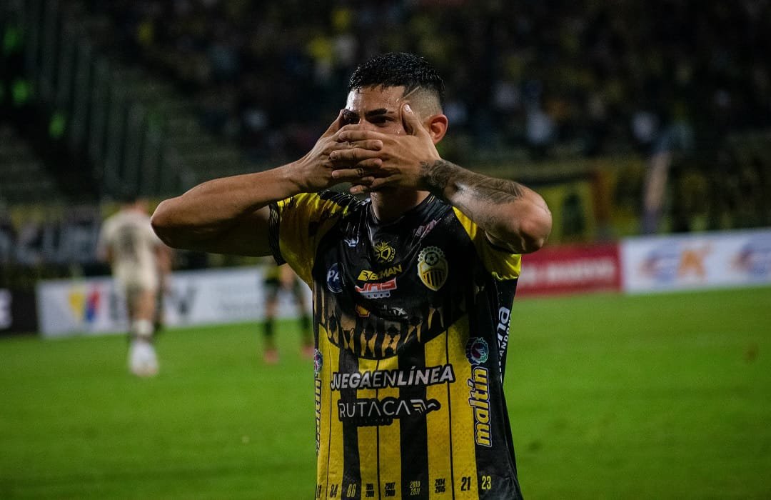 tachiraposting's tweet photo. Gleiker Mendoza ya debutó con gol en Champions League, Táchira sin dudas es el mejor club formador de talentos del país.

Como me alegro de ver a un campeón aurinegro triunfar en Europa, aunque sea la costumbre. https://t.co/PMVpzKkdud