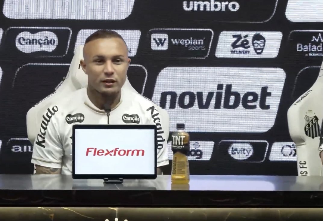futebol_info's tweet photo. Novo reforço do Santos, Everton Cebolinha revela chateação por falta de oportunidades no Flamengo:

"Vi a entrevista do (José) Boto, mas não teve exclusão. Eu senti que era meu momento de buscar novos ares, e no Flamengo não teria essa oportunidade."

"Nunca falei em entrevista, mas voltar ao Brasil, para o Flamengo, foi pelo apelo. Sabemos que fazendo 6 meses bons eu poderia voltar à Seleção. Eu tinha o desejo de ir para a Copa do Mundo de 2022, assim como foi com o Pedro. Demorei para jogar, mas tive bons momentos. Eu reconheço, não tendo o protagonismo que eu esperava, mas tive bons momentos. Hoje chego mais preparado e motivado ao Santos, querendo buscar o protagonismo com jogadores como Neymar e Gabigol, creio que serei feliz aqui."

🗞️ @geglobo 
📸 Reprodução/SantosTV