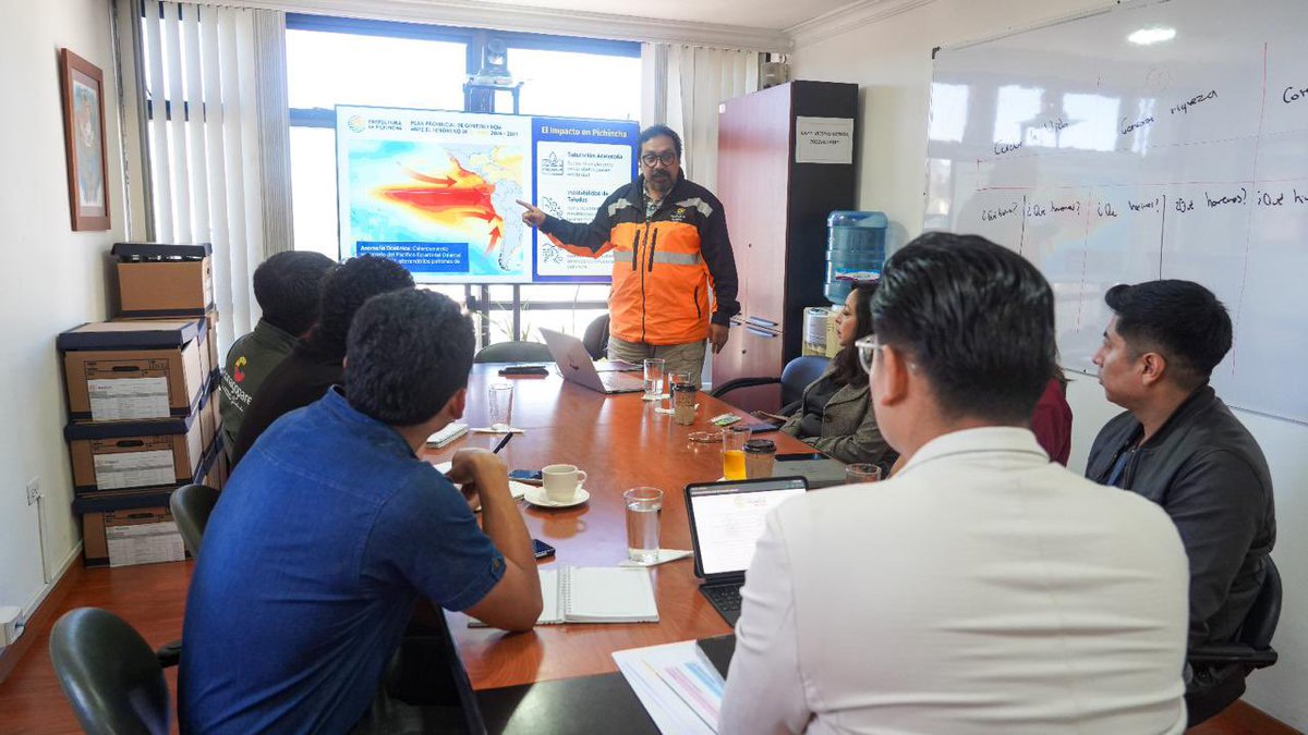 andrei_iza's tweet photo. La prevención empieza en el territorio.
Junto a Elizabeth Herrera, presidenta de @CONAGOPARE_P, y equipos técnicos, articulamos acciones entre la @PichinchaGob y las juntas parroquiales para estar preparados frente al Fenómeno de El Niño.
Prevenir también es trabajar juntos. https://t.co/bM0CfF65D6