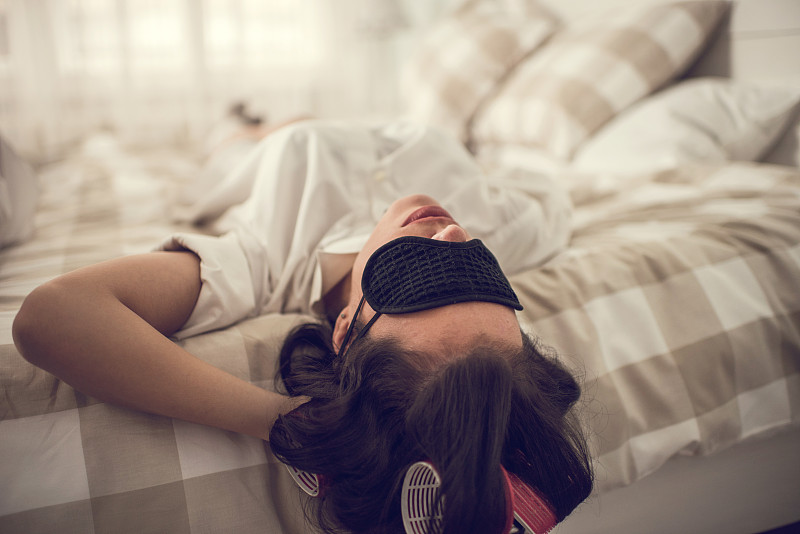 EdaTuranszdu's tweet photo. [Small sleep tweak, big difference! Swap 10 mins of phone scroll before bed for a 10-min breath work – you’ll fall asleep faster and wake up refreshed. Try it tonight!]， https://t.co/PmVd9hstpL