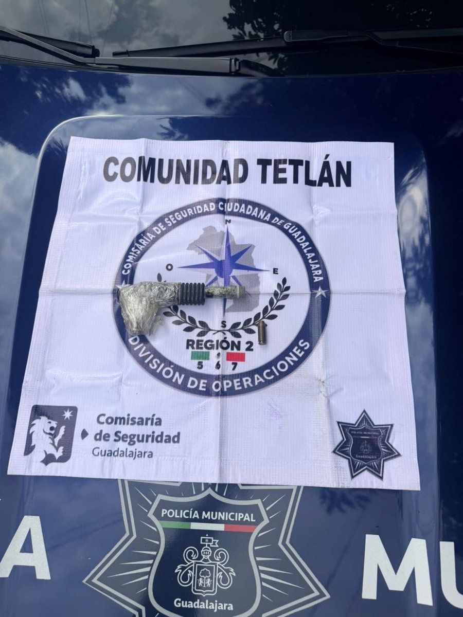 PoliciaGDL's tweet photo. Con #OperativoSenderoSeguro, oficiales de la Comisaría de Seguridad Ciudadana de Guadalajara detuvimos en la Colonia Jardines de San Francisco a un hombre que presuntamente portaba un arma de fuego, tipo artesanal.
#LaPolicíaQueTeCuida
👮🏽🚔👮🏽 https://t.co/eQVD9Et8fB