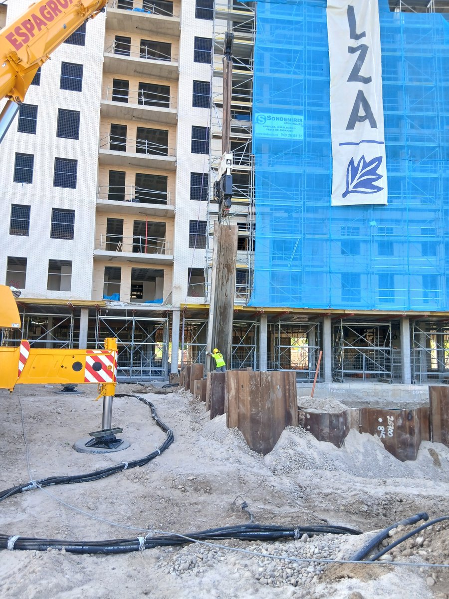 Guadalimpia's tweet photo. Este es un ejemplo del motivo por el que es importante valorar construcciones colindantes, mas aún si es un edificio de siete plantas. Desconozco la función de esas planchas pero durante la actuación la vibración que experimentó el entorno cercano era cuanto menos llamativa.👇 https://t.co/pIeQqzwDBv