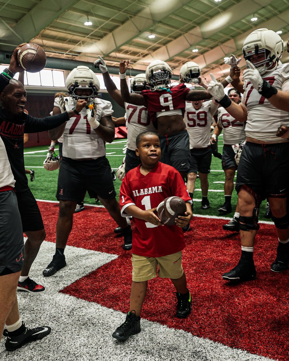 AlabamaFTBL's tweet photo. Tide Teammates ❤️ https://t.co/MW0RXqKDYw