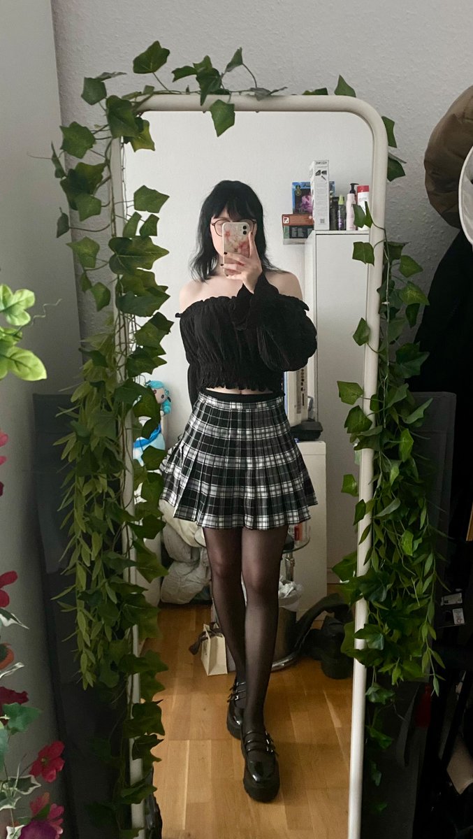 BlackLaceAngelx's tweet photo. uhhh uhhh I didn’t plan on posting anything on here but anyway, this is what black Crocodile mains look like irl 🖤🐊 https://t.co/iOYZ4I1U4K