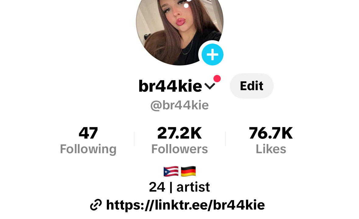 mywildesidee's tweet photo. This girl goes live every day while painting with her feet out. I’m so obsessed with her 🥴😫😫😫 

#feetfetısh #feetworshi̇p #tiktok #feetِ  #soles https://t.co/SCeNHBY6B7