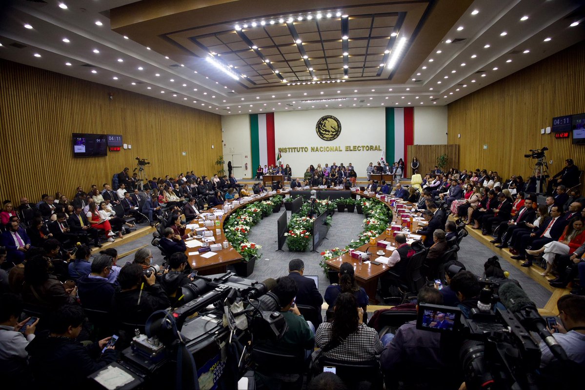 A_MontielR's tweet photo. Rendí protesta como representante de @PartidoMorenaMx ante el Consejo General del Instituto Nacional Electoral.

Asumo la responsabilidad que significa dirigir a nuestro partido en esta etapa con convicción democrática y profundo compromiso con la transformación y con el pueblo de México.

#PrimeroLosPobres