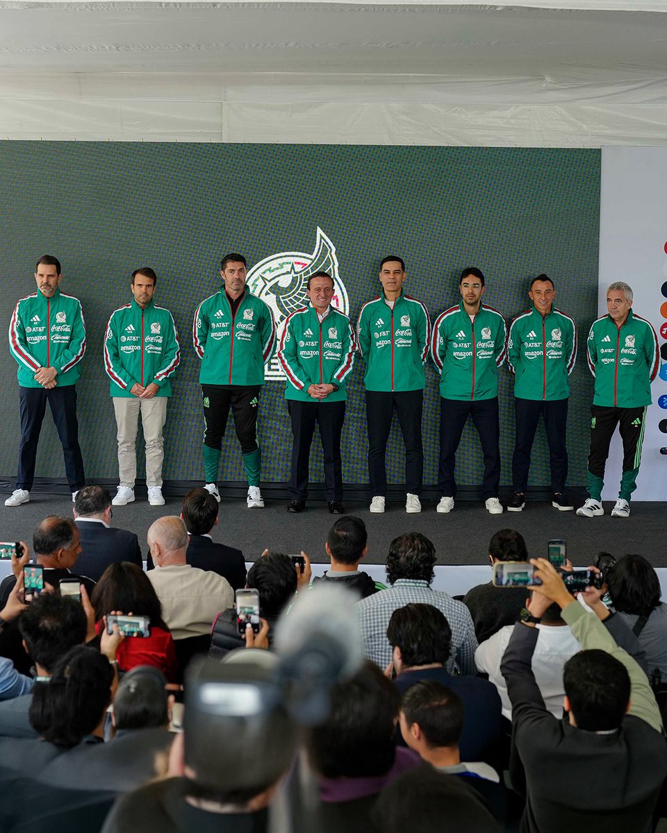 miseleccionmx's tweet photo. Calidad, compromiso y muchas ganas de seguir hacia adelante. 💚

Este es el Cuerpo Técnico encargado de dar continuidad y construir el camino al 2030 con la Selección Nacional de México. 💯

¡Este es nuestro equipo! 🇲🇽 https://t.co/rpzrP5NqAd