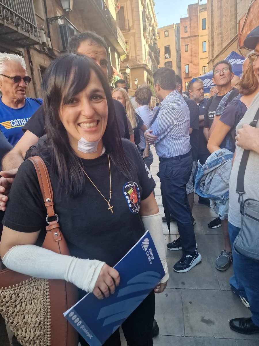 AuroraFornos's tweet photo. Ha estat un èxit. El Fossar de les Moreres ple a rebentar de patriotes i gent valenta. Fins a la victòria💙💪!!! https://t.co/9JL2KNgooB