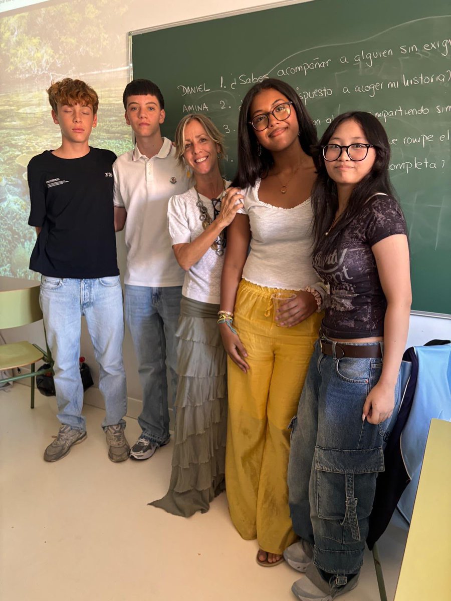 ColeMarillac's tweet photo. Ayer y hoy, todos los alumnos del colegio hemos dedicado un tiempo a trabajar el valor de la escucha
Porque en el colegio no solo queremos transmitir conocimientos. Queremos también educar en valores, aprender a convivir y crecer juntos. #colegiosHHCC #EducaciónVicenciana https://t.co/3HeOIsNWmX