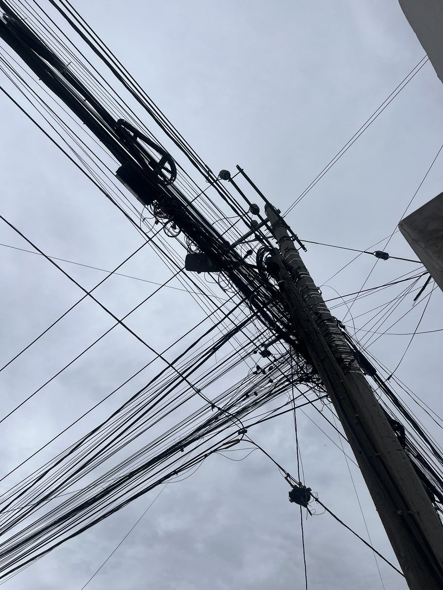 Claudia17618057's tweet photo. @CFEmx @CFE_Contigo 
Intenté hacer un reporte al 071 y no me ayudaron; reporté a @MetepecGobierno y me dicen que ustedes son los responsables.
Ya resulta imposible el acceso al fraccionamiento por tantos cables colgando.
¿A quién solicito ayuda?
@MetepecAmbiente 
@FerFlores_Emp https://t.co/EGhRoScktV