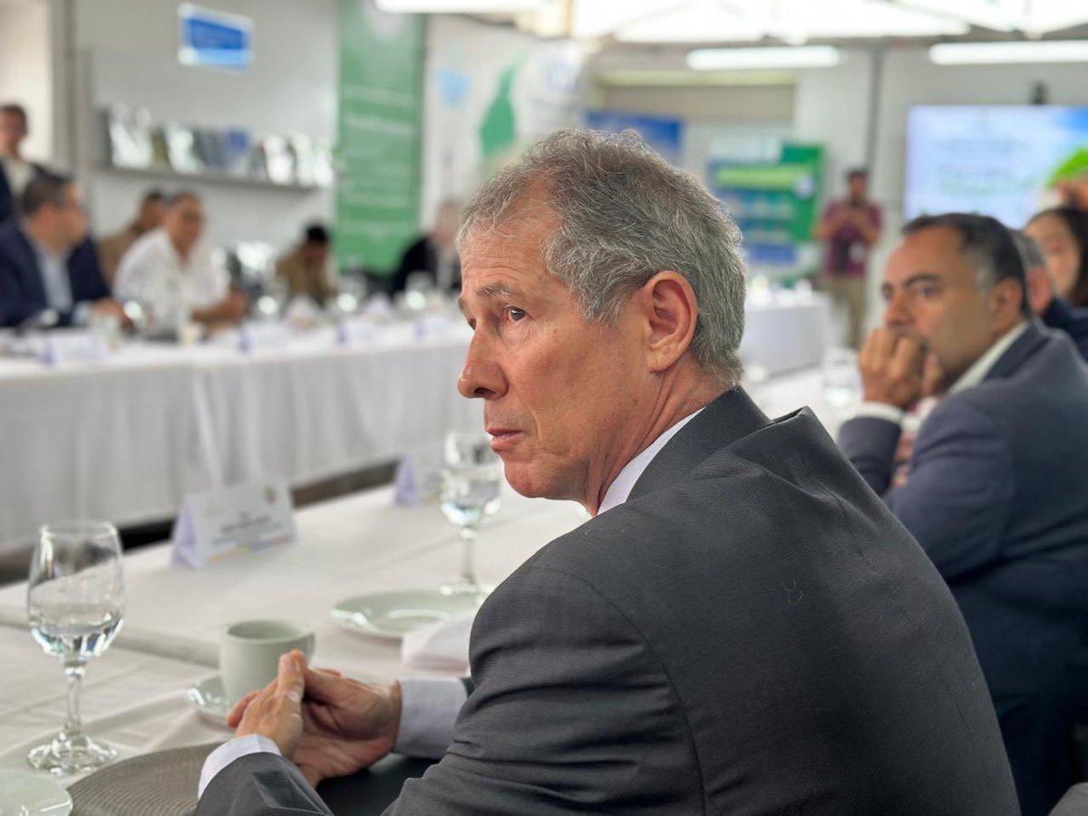 SomosAGROSAVIA's tweet photo. 🌱 Miguel Serrano López, director ejecutivo de AGROSAVIA, participó en el #CONSA junto al ministro de Agricultura y los secretarios de Agricultura del país, para escuchar a las regiones y sumar esfuerzos por un campo con más ciencia, tecnología e innovación. 🇨🇴🌾 #CampoMilagro https://t.co/1yBYAA1zPS