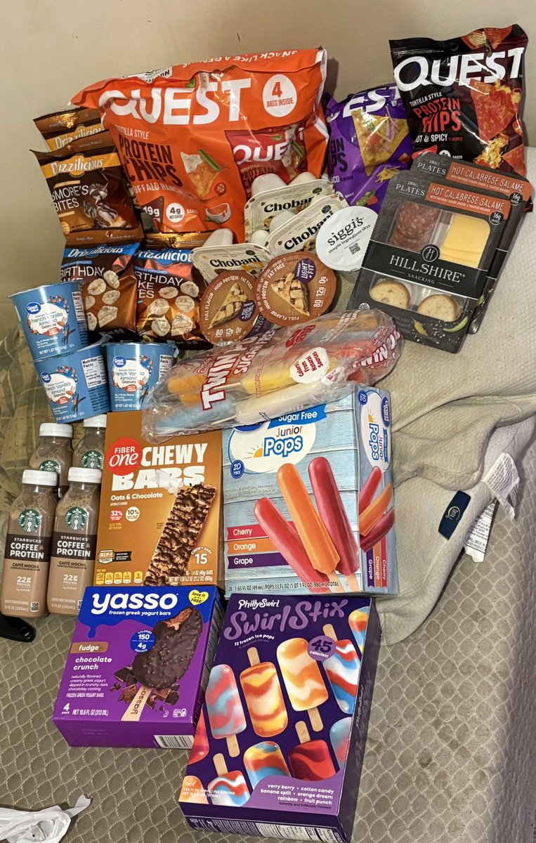 roxaslovesstims's tweet photo. here’s what a round of my food shopping looks like!! i’m such fatspo. https://t.co/Qjs8BB9Kri