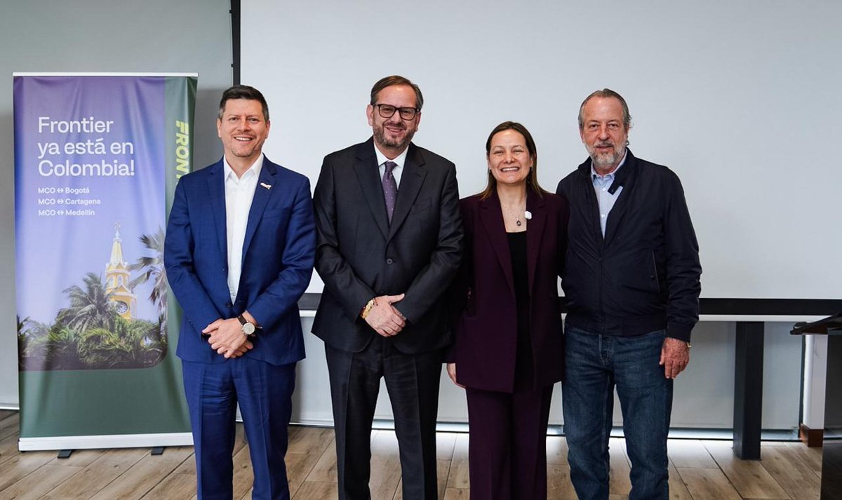 PROCOLOMBIACO's tweet photo. ✈️🇨🇴 Colombia sigue fortaleciendo su conectividad internacional.

En línea con el @mincomercioco y el ministro de Comercio, Industria y Turismo, Mauricio Gómez Amín, ProColombia continúa trabajando para atraer nuevas rutas y fortalecer la conexión de Colombia con los mercados internacionales. 🌎 

En este marco, el presidente de ProColombia, Samuel Bluman, acompañó el anuncio de la llegada de @flyfrontier al país, que a partir de diciembre conectará Orlando 🇺🇸 con Medellín, Bogotá y Cartagena 🇨🇴.

Esta nueva operación sumará 14 frecuencias semanales, que llegarán a 15 desde marzo de 2027, abriendo nuevas oportunidades para el turismo, los negocios y las regiones.

¡Bienvenida, Frontier Airlines a Colombia! 🇨🇴✈️
