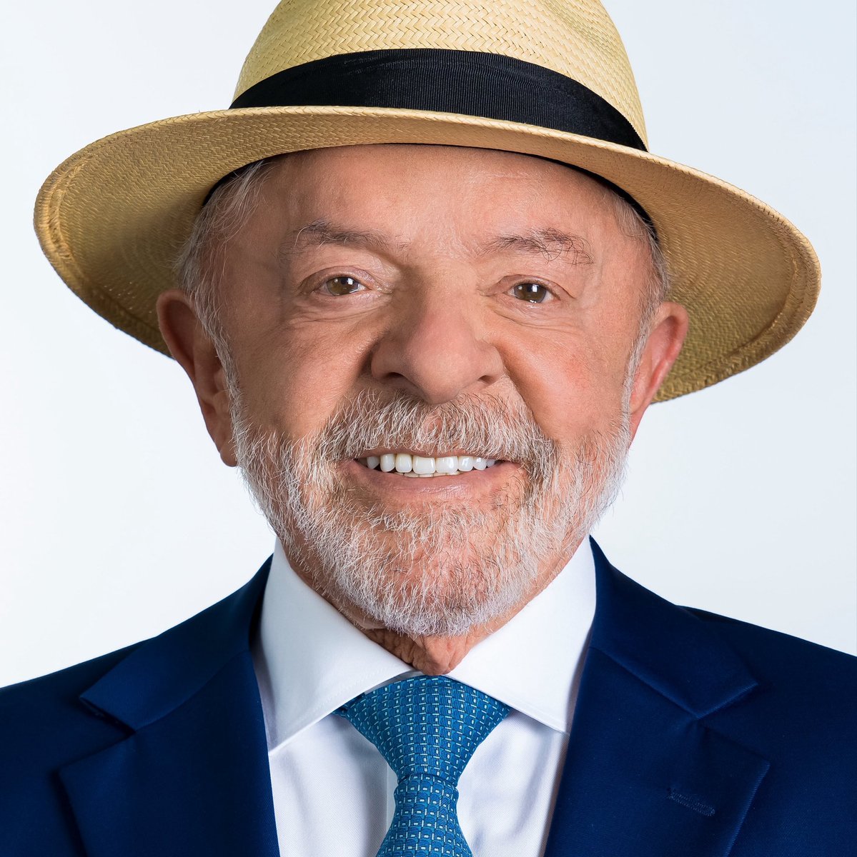 bchartsnet's tweet photo. 🗳️🇧🇷 ELEIÇÕES 2026 — Pesquisa Atlas desta quinta-feira, 10 de setembro, aponta Flávio Bolsonaro e Lula empatados tecnicamente em um eventual segundo turno para Presidente do Brasil.

1º TURNO
Lula (PT): 43%
Flávio Bolsonaro (PL): 37,4%

2º TURNO
Flávio Bolsonaro (PL): 46,4%
Lula (PT): 46,2%
Brancos, nulos e indecisos: 7,4%
