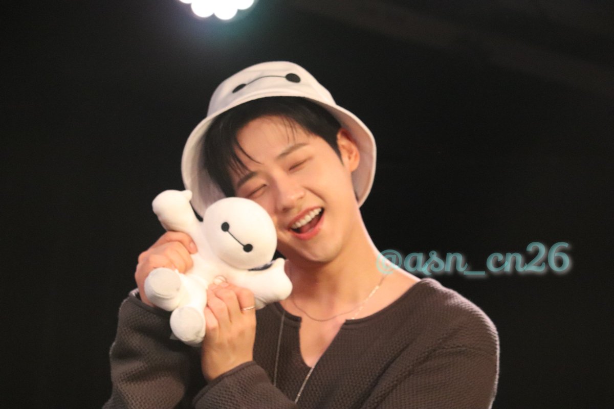 asn_cn26's tweet photo. B1A4  SET 全員サイン会 
東京2部

ベイマックスになりたい🥺
一番最初に選んでくれてありがとう🫶
めっちゃ慌てた🤣

#B1A4 #신우 https://t.co/hp1Ox5Axjc