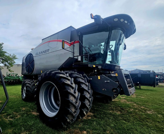 southpointequip's tweet photo. 🌾 2014 Gleaner S68 - $216,995!

A fully loaded Gleaner S68 with just 1,212 engine hours and 833 separator hours! This machine is equipped with 4WD, 520 dual front tires, chopper and rock trap.

Good condition | Pre-Owned
📍 Chatham https://t.co/yraVbdWAFK