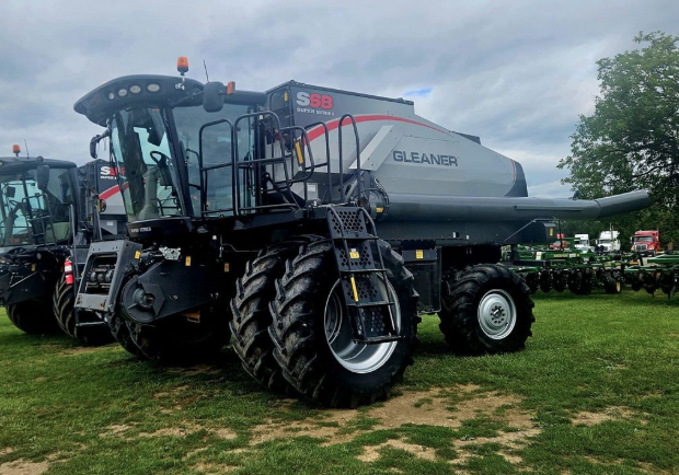 southpointequip's tweet photo. 🌾 2014 Gleaner S68 - $216,995!

A fully loaded Gleaner S68 with just 1,212 engine hours and 833 separator hours! This machine is equipped with 4WD, 520 dual front tires, chopper and rock trap.

Good condition | Pre-Owned
📍 Chatham https://t.co/yraVbdWAFK