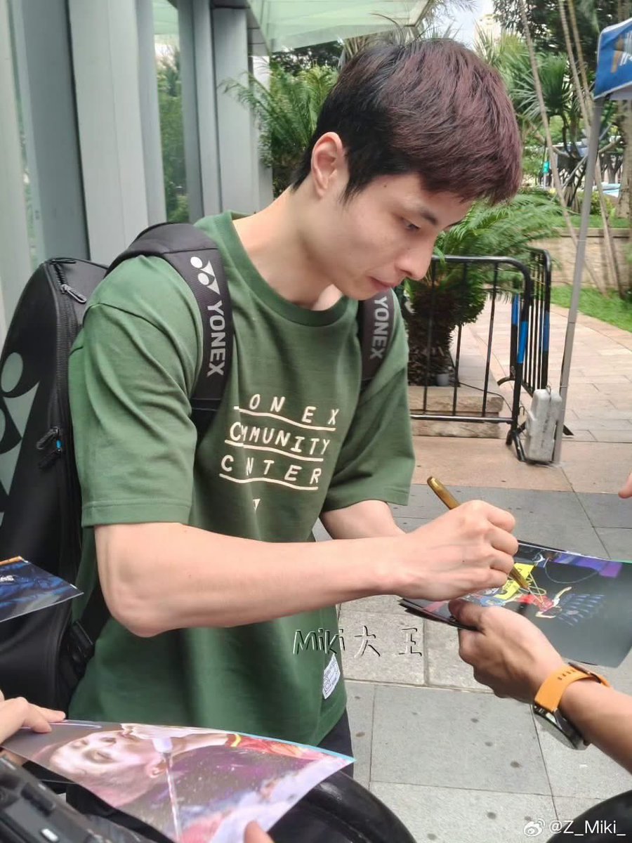 Uiagain's tweet photo. 📍 สำหรับข่าวที่การส่งต่อกันมากมายว่า 
อดีตแชมป์โลกนักแบดมินตันชายเดี่ยวมือหนึ่งของจีน #Shiyuqi สือ-อวี่ฉี จะประกาศเลิกเล่นหลังจบเอเชี่ยนเกมส์ที่ประเทศญี่ปุ่นนั้น 

ยังไม่มีอะไรยืนยันเป็นที่แน่ชัดว่า “จริงหรือไม่” ยังคงเป็นเพียงแค่ข่าวลือจากแหล่งข่าวทางโซเชียลเท่านั้น รอติดตามว่าทางสมาคมแบดบินตันจีนจะแก้ข่าวหรือไม่  หรืออาจจะต้องรอดูหลังจากจบเอเชี่ยนเกมส์ที่กำลังจะมาถึงในอีกไม่กี่วันข้างหน้านี้ 

เชื่อว่า สือ-อวี่ฉี ยังคงอยากเล่นแบดมินตันต่อไปเรื่อยๆจนถึงโอลิมปิก 2028 ในฐานะแฟนแบดมินตันขอเป็นกำลังใจและเป็นแรงผลักดันให้สือ-อวี่ฉี ยังคงเล่นต่อไป ให้พวกเราได้ติดตามผลงานกันไปนานๆ

#Shiyuqi 
#BadmintonNews