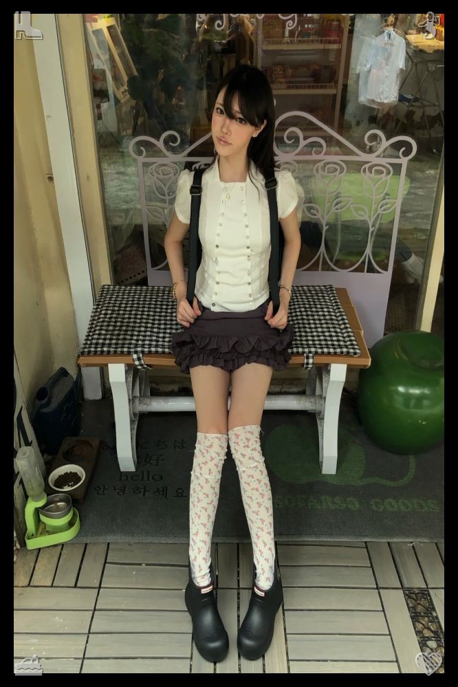 yuzuka119's tweet photo. 🎺Mint tea Refreshing, soothingAs I pull in my line, I hook a tiny, vivid fish—a parrotfish, with scales shimmering in bright green and blue. I've never encountered one until now, and its striking hues captivate me. After snapping a picture, I set it free back into the sea. https://t.co/uJ409zU0th
