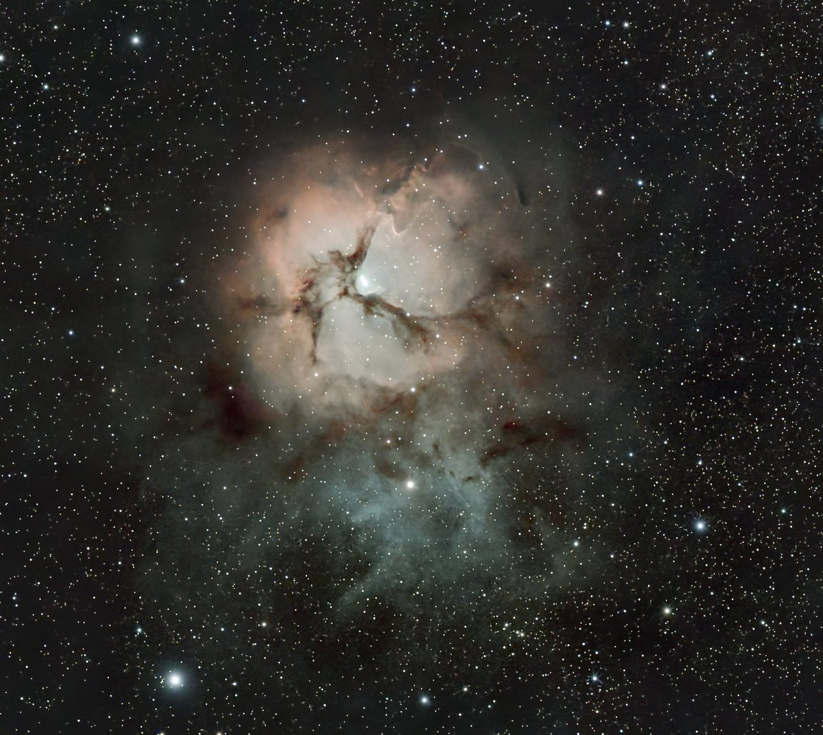 ShreddyBear's tweet photo. The Trifid is three nebulae in one frame: ionized hydrogen glowing pink, cold dust reflecting blue, and the dark rifts that give it the name. Sagittarius starfield behind it. 10 minutes on the Origin Mark II. https://t.co/n75DkCtLtx
