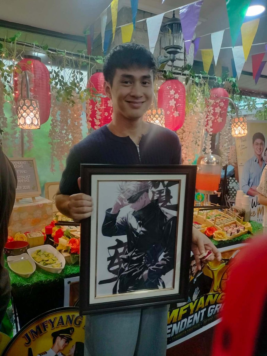 sachijmf's tweet photo. ang cute ng reaction niya! we hope you like the gojo painting and the miniatures (for fyang too)! we love you both saur much - from team hitachi besties 💛

#JMFyang https://t.co/bRBOhaVk1q