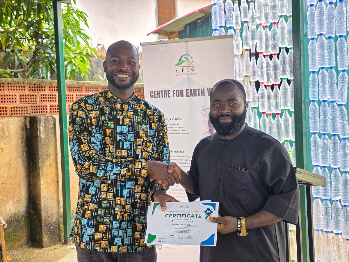 _CFEW's tweet photo. A moment worth celebrating. 🎓
At the MAMRN Grand Finale, we recognised the dedication, creativity, and stories of our fellows as they received their certificates.🌱
#MAMRN #AfricaforZeroWaste #ClimateAction #TeamCFEW https://t.co/HHn7ddGZqH