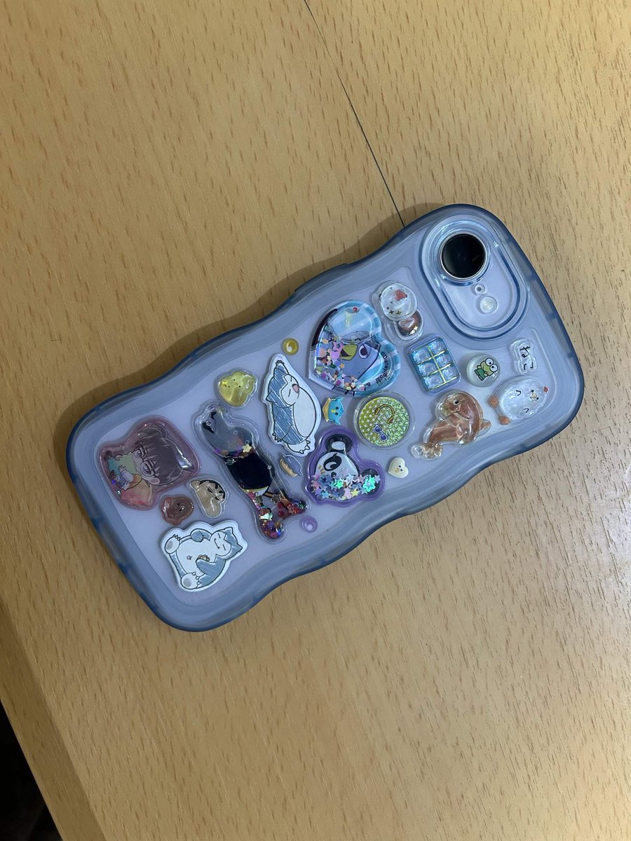 yuu_030225's tweet photo. 子供達にシールペタペタされてギャルケースになった件 https://t.co/b6Rnj1sbVa