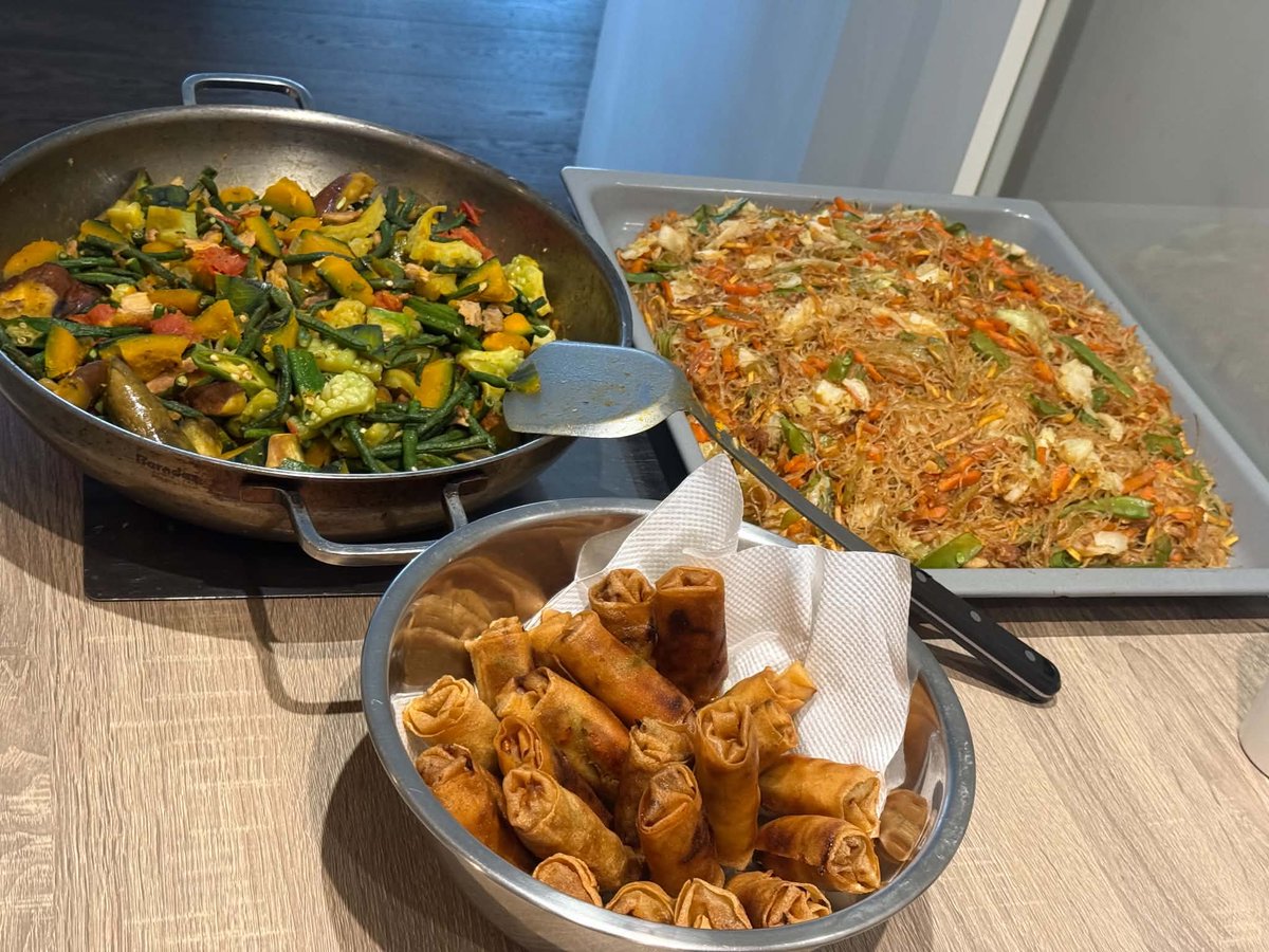 GenQuimba's tweet photo. Today I prepared a Filipino feast:
- Pansit Bihon (noodle dish),
- Lumpiang Gulay (veggie spring rolls), and
- Pakbet (mixed vegetables).
Want some? 😋
#PansitBihon #LumpiangGulay #Pakbet #FilipinoFood #LutongBahay #HomeCooking #Foodie #HKPinay https://t.co/1Z1e4HlVh7