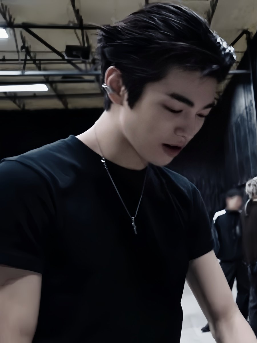 keonhotty's tweet photo. SALFOK TAU GA??? GANTENG BANGET PAKE KAOS ITEM BASIC + KALUNGAN GINI https://t.co/99s2qAquCw