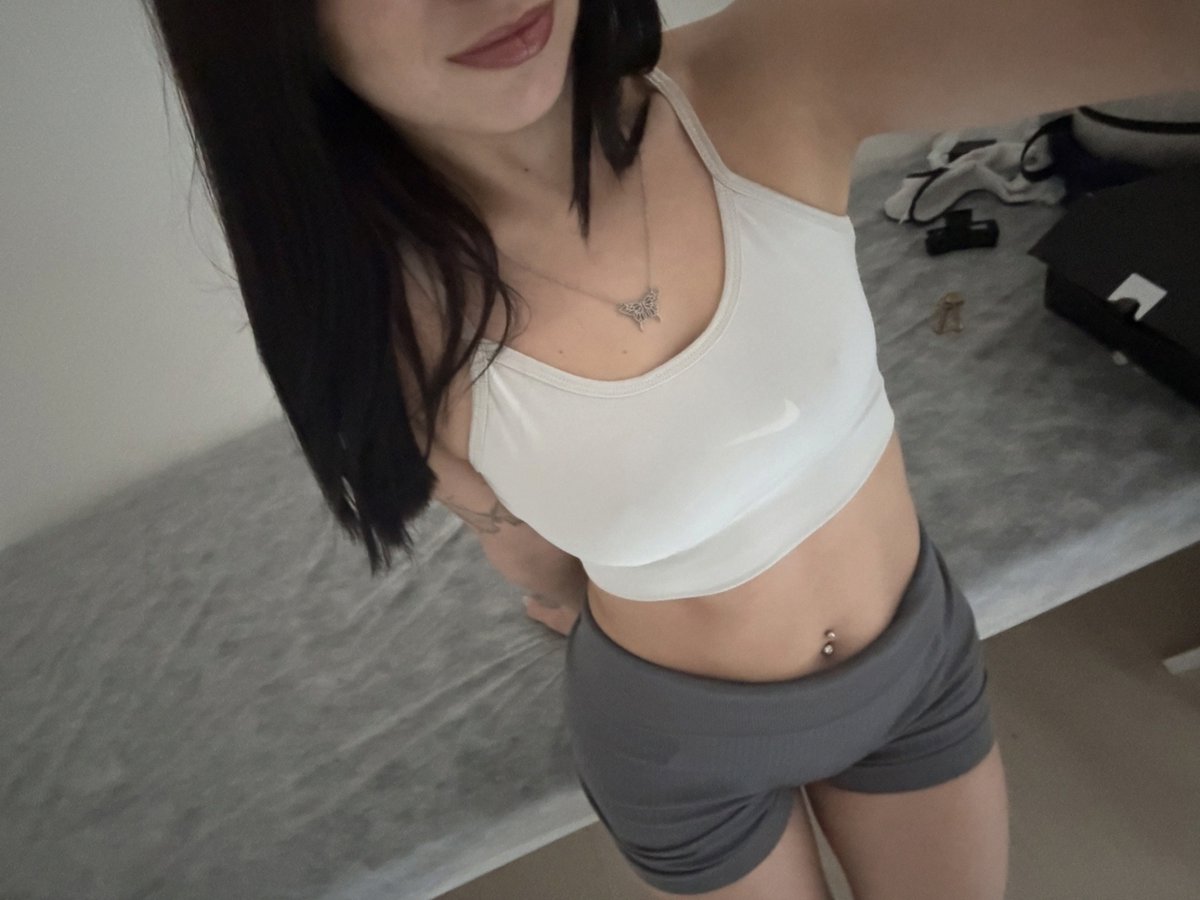 snowlunaaaa's tweet photo. draped in confidence like it's couture 🤍 https://t.co/tCK9DAXcAZ