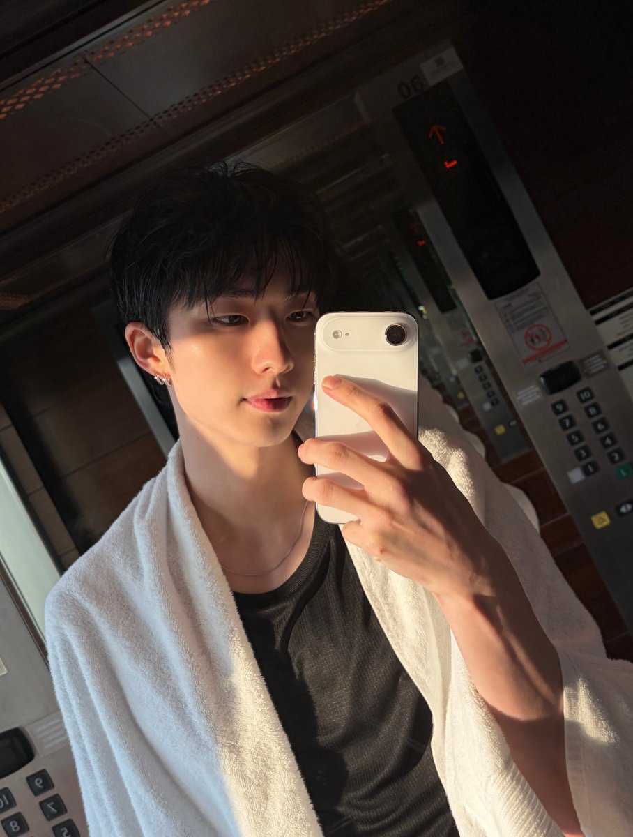 p1hza's tweet photo. 아니 이 두 사진 붙여놓은게 미침 ㅋㅋㅋㅋ
님 옆으로 쓱쓱 넘기다가 비명질럿잖아요 https://t.co/9urQ4x9AqK