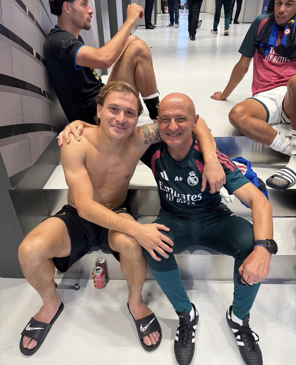 SeputarMadrid's tweet photo. Antonio Pintus 🤝 Nicolò Barella
Curtis Jones 🤝 Trent Alexander-Arnold. https://t.co/WahWIRPO0o
