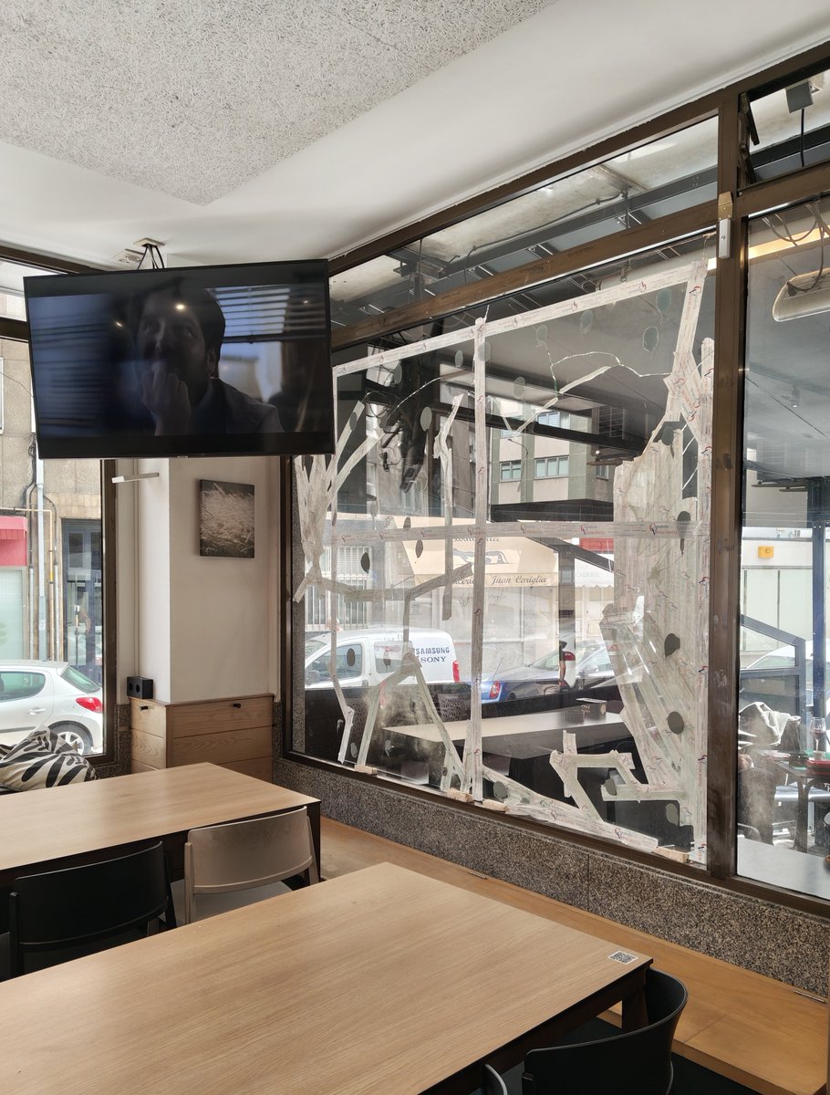 EloyTP's tweet photo. #Coruña - Esta madrugada entraron a robar 🥷 en el restaurante O´Laxe, en Os Mallos.

El ladrón destrozó una gran cristalera 🪟 🔨 para acceder al interior y llevarse la recaudación 💶 https://t.co/0E7SAy42JP
