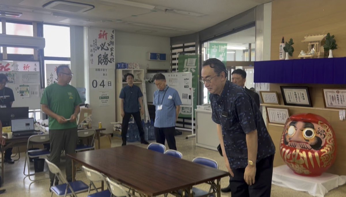 okada3769's tweet photo. 【知事選も最終盤。「３日攻防」へ。古謝げんた候補応援に沖縄訪問】

９月９日、10日の両日、知事選応援のため、沖縄を訪ねました。

かつて沖縄担当大臣や自民党沖縄振興調査会長を務め、県民生活の向上や沖縄経済の発展を願い、微力を尽くしてきました。いま何より重要なことは、県と国が呼吸を合わせて連携し、県民の皆様が実感できる具体的な成果を一つ一つ積み重ねていくことと信じます。

まさに命懸けで奮闘中の古謝げんた候補は、総務省、復興庁、そして那覇市副市長として行政の最前線を経験し、国と地方の双方を知る即戦力です。

沖縄の声を国に届け、国の力を沖縄の発展へとつなげることのできる若きチャレンジャー古謝げんた候補は沖縄の現在と未来を担える人材です。

選挙戦もいよいよ最終盤、沖縄特有の「３日攻防」に入ります。一票一票が勝敗を分ける、横一線の激しい戦い。

「沖縄を前に！」を合言葉に、最後の最後までの力強いご支援を古謝げんた候補に、心からお願い申し上げます。