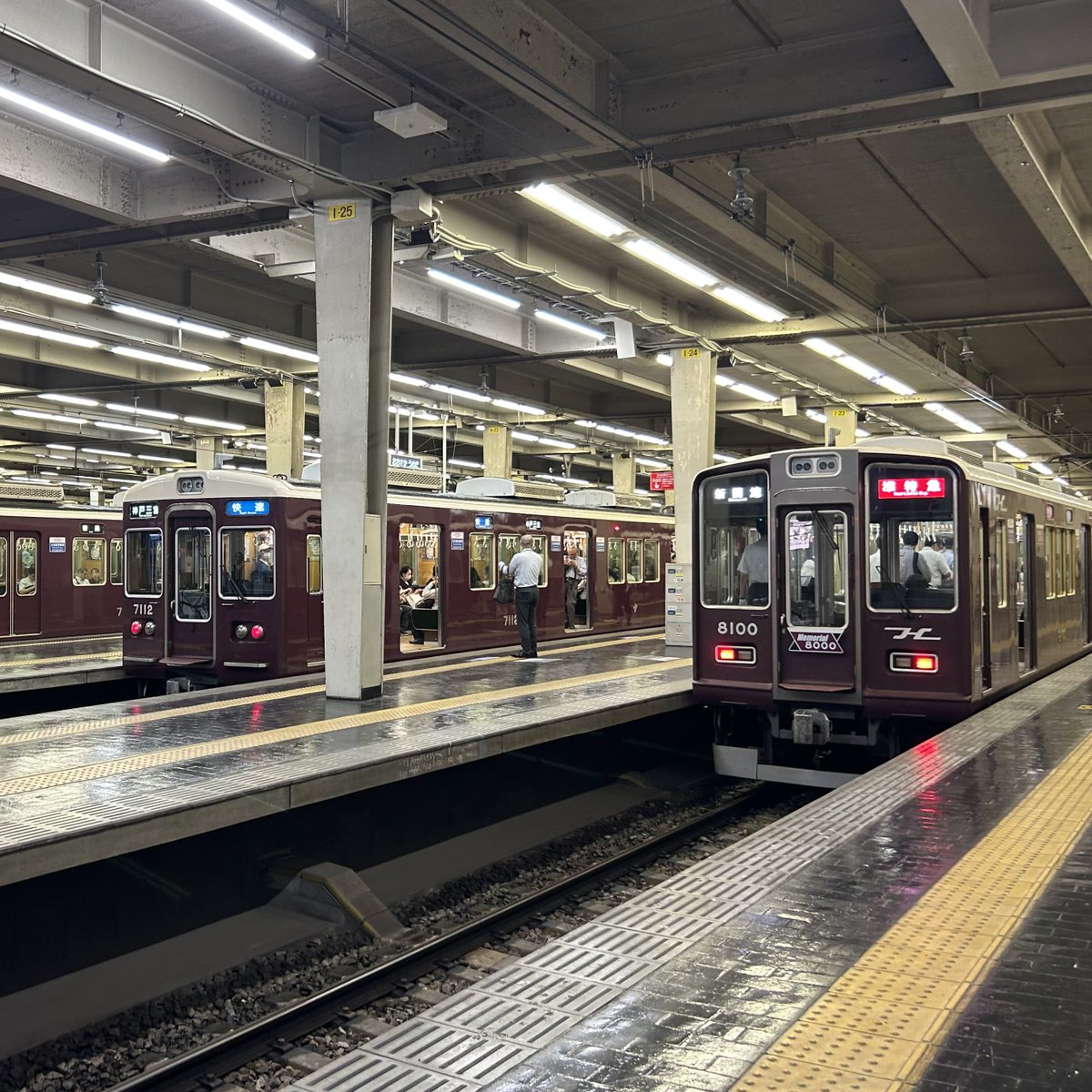 1259K_train's tweet photo. 阪急神戸本線 #阪急運用 
・普通大阪梅田1724レ 1000F
・準特急大阪梅田K7704レ 8000F
    ※折り返し準特急新開地K7801レ
・普通西宮北口L1735レ 7014F
・快速神戸三宮4735レ 7012F https://t.co/fDklSLiYoX