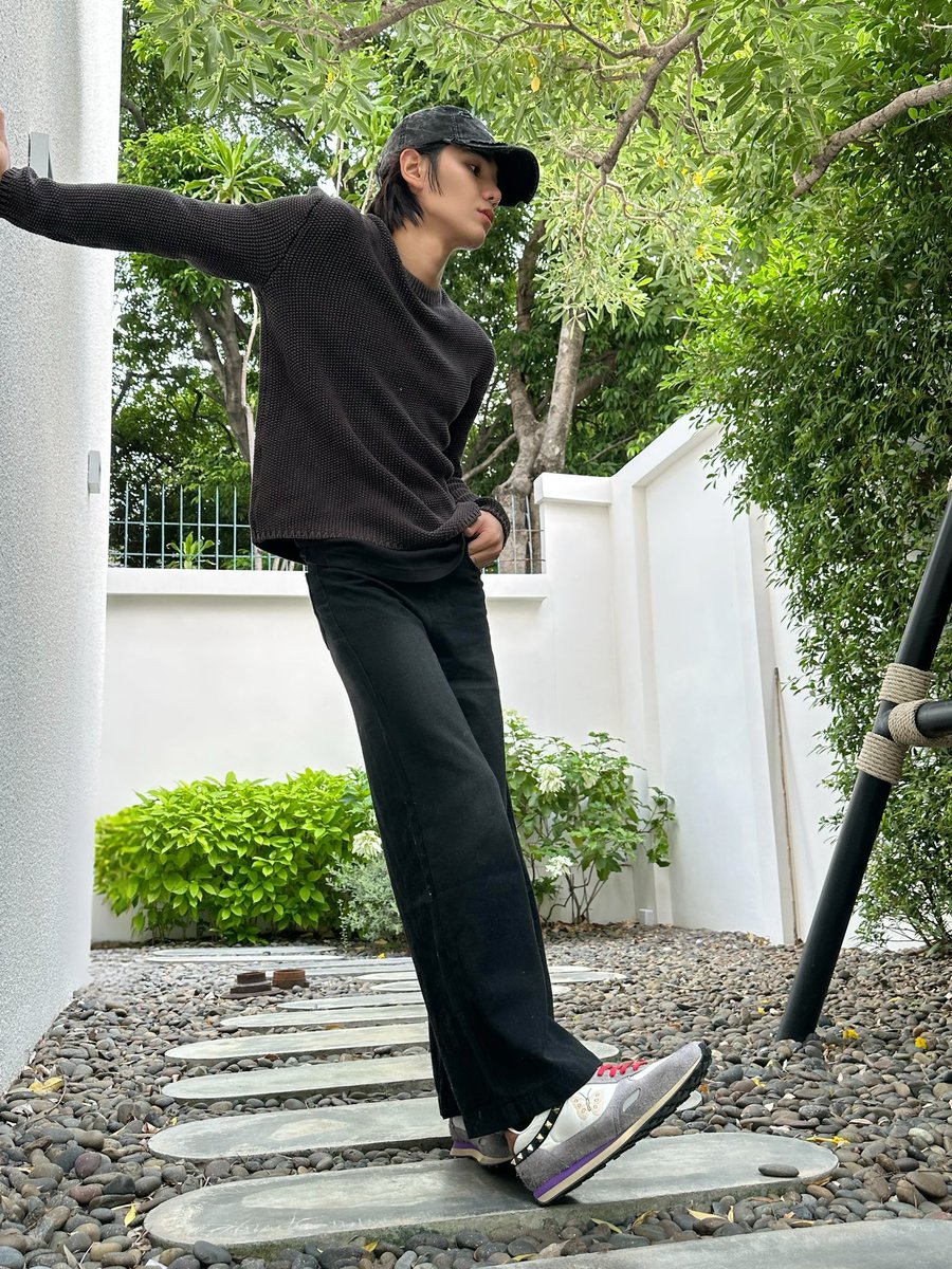 littlesaturnn_'s tweet photo. เวลาใส่รองเท้าของวาเลนคือน่ารักปุ๊กปิ๊กมากกก ก็เป็นคุณหนูจิ๋ววาเลนติโน่นิ้นา https://t.co/e84I6Iiojs