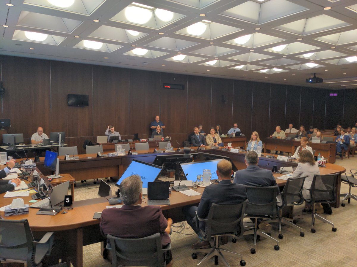 unscrewthenews's tweet photo. Canadian members of parliament should be ashamed. Today, 4.
Max per day has been 4.
343 members of HoC plus 105 senators and 5 are here to listen to Canadians.
Thank you @DeanAllisonMP  and the members that have been here to participate. We need to document and share all of their stories.